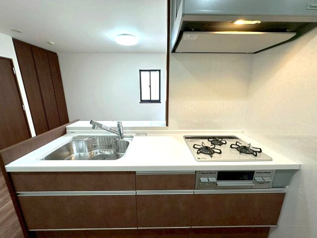 南区曽池町一丁目　売戸建のキッチン|1階キッチン　三口コンロ＆グリル付きでお料理もスムーズ。