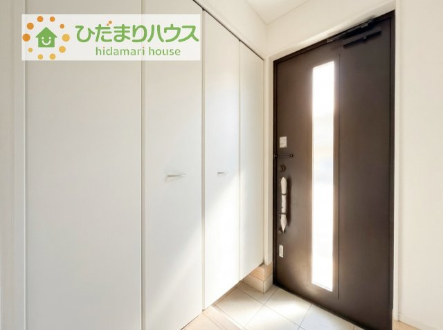 【玄関】 | つくば市高見原第17　新築戸建　3号棟 | 毎日「行ってきます」「ただいま」をいう玄関は明るく光が差し込みます♪
