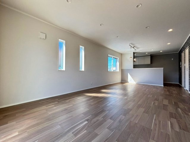 新築戸建　大垣市林町Ⅱ　全1区画分譲の居間・リビング|東向きで程よい窓がリビング全体に光と風を運びます。ご家族でゆとりある暮らしができます。