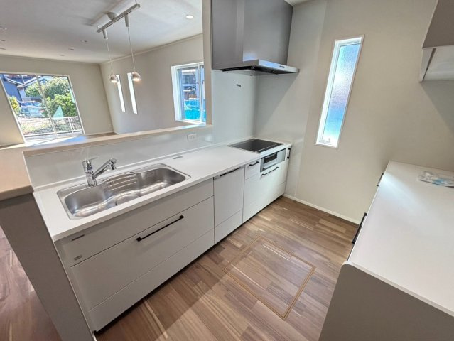 新築戸建　大垣市林町Ⅱ　全1区画分譲のキッチン|機能的なシステムキッチンです。収納力に優れた大容量の引出しでキッチン回りがスッキリ片付きます。