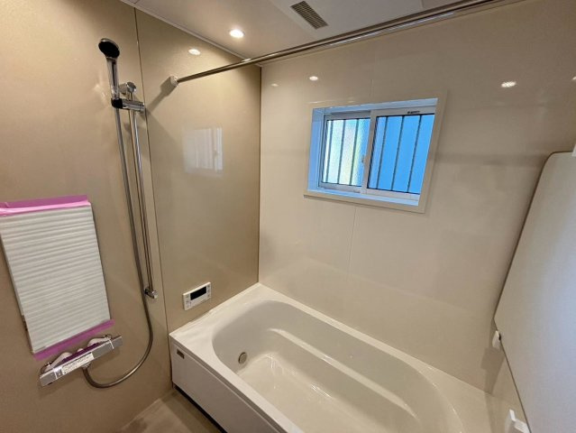 新築戸建　大垣市林町Ⅱ　全1区画分譲の浴室|１坪タイプのバリアフリー設計でゆったりとくつろげる浴室・浴槽です。タイル床でカビの発生を抑制します。