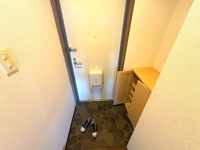 東尾マンションの玄関
