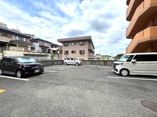 東尾マンションの駐車場