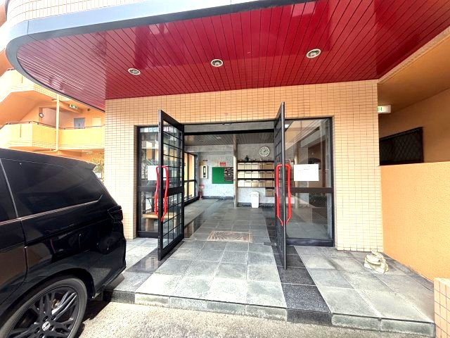 東尾マンションのエントランス