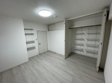 「21帖LDK」高知市鴨部1丁目鏡川コーポ　中古マンションの洋室|収納力のあるクローゼットを備えた、シンプルで使い勝手の良い洋室♪