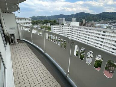 「21帖LDK」高知市鴨部1丁目鏡川コーポ　中古マンションのバルコニー|遮るもののないパノラマビュー。四季の移ろいを感じる特等席☆