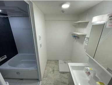 「21帖LDK」高知市鴨部1丁目鏡川コーポ　中古マンションの洗面所|洗濯機置場の上部には洗剤などを置ける便利な棚を完備！スッキリ片付く収納豊富な洗面空間です。