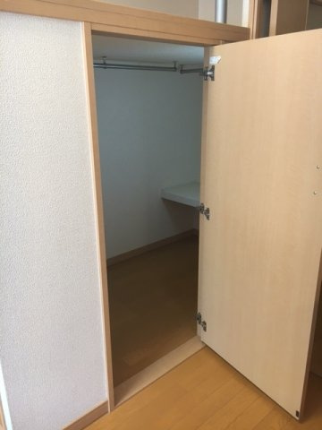 レオパレス新座サンハイツの内装|ベッド横収納