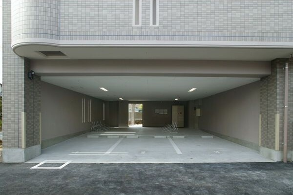 サプリーム若草の駐車場