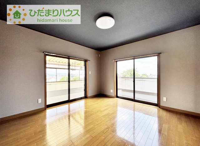 【寝室】 | 下妻市下妻丙　中古戸建 | バルコニーに面していて、たっぷり光りの入る明るい主寝室です！