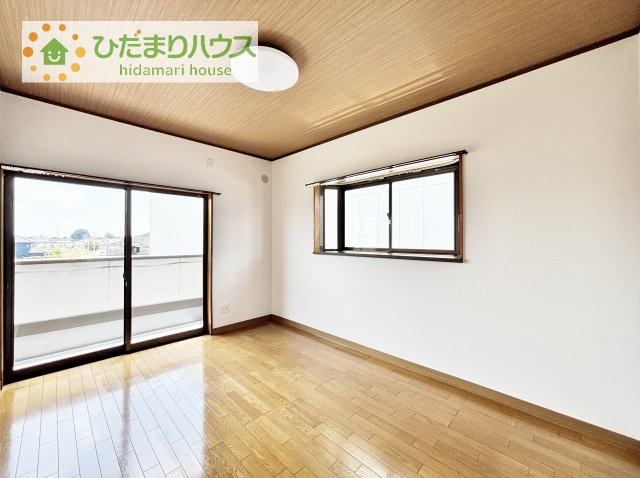 【洋室】 | 下妻市下妻丙　中古戸建 | バルコニーに面している居室なので、自然と光が差し込みます♪