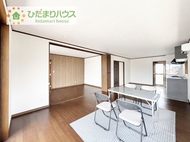 【居間・リビング】 | 下妻市下妻丙　中古戸建 | 早くお仕事終わらせて、家に帰りたくなるようなリビングです(^^♪