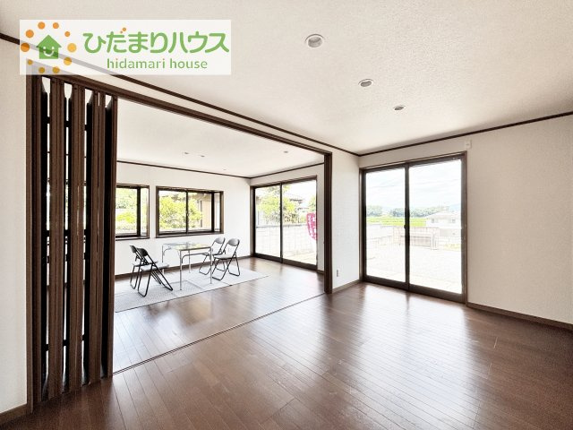 【洋室】 | 下妻市下妻丙　中古戸建 | 窓が多く、明るい空間を演出してくれます(*^^*)