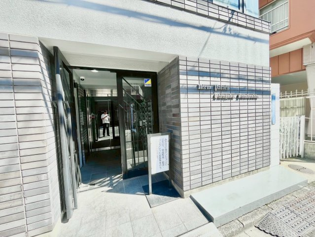 ビューパレー新宿新都心のエントランス|2026.07.10撮影

現地ご見学希望・資料請求などお気軽にお問い合わせ下さい！
03-5990-5201