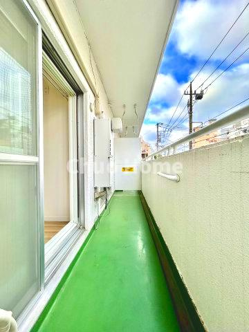 浅草ロイヤルマンションのバルコニー|【バルコニー】幅もあって、奥行きもあるゆとりのバルコニー。洗濯物を干したり乾かしたりだけでなく、ただ出てみるだけでも気持ちいいですよ。