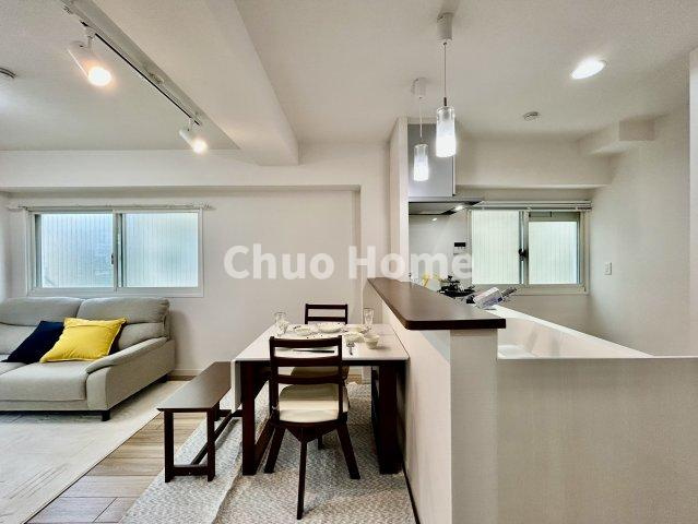 浅草ロイヤルマンションのダイニング|【ダイニング】忙しい朝でも、しっかり家族が揃って食事をして頂けるゆとりある大きさのダイニングスペース。奥様が作る手料理をカウンター越しに受けとって頂き、テーブルで囲む素敵な時間を存分に愉しんで下さい。