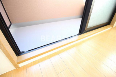 【バルコニー】 | コンフォート桃山 | 外からの目が気にならないバルコニーで洗濯物が干せます