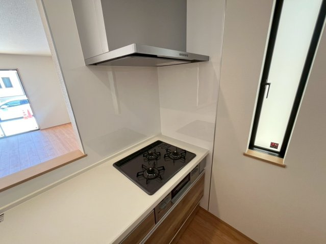 沖縄市知花新築戸建て　C号棟（全5棟）のキッチン|三口コンロ＋レンジフード