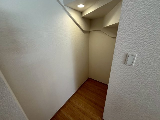 沖縄市知花新築戸建て　C号棟（全5棟）の収納|キッチン横のパントリー