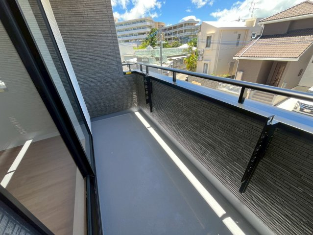 沖縄市知花新築戸建て　C号棟（全5棟）のバルコニー|主寝室から直結しているバルコニー