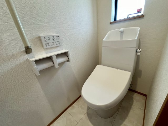 沖縄市知花新築戸建て　C号棟（全5棟）のトイレ|手すり付（一階トイレ）