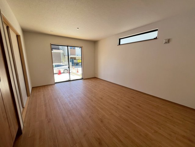 沖縄市知花新築戸建て　C号棟（全5棟）の居間・リビング|南側に大きな窓が設置されており、一日を通して日当たりが良いリビングです！