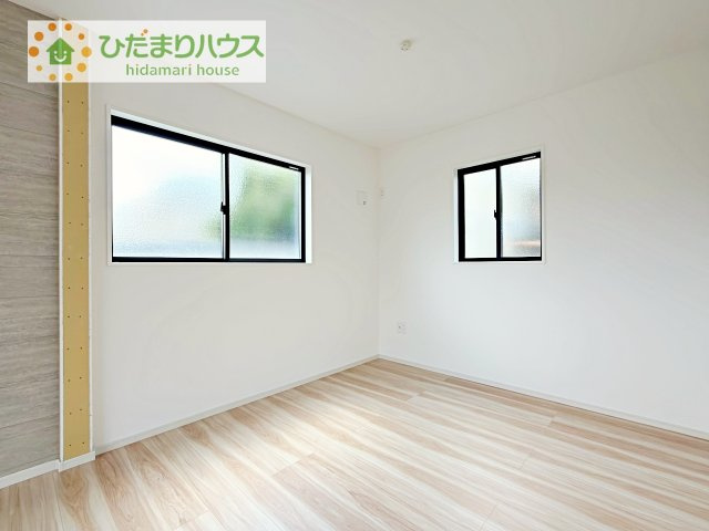【洋室】 | 牛久市神谷9期　新築戸建 | リビング横には4.5畳分のスペースございます！
仕切っても良し、大きなリビングとしても使って良し♪