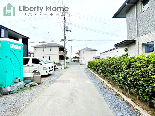 ひたちなか市堀口3期　新築戸建　2号棟の前面道路含む現地写真