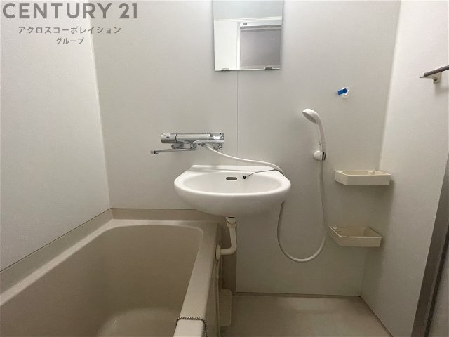 浴室内に洗面台がついてます！