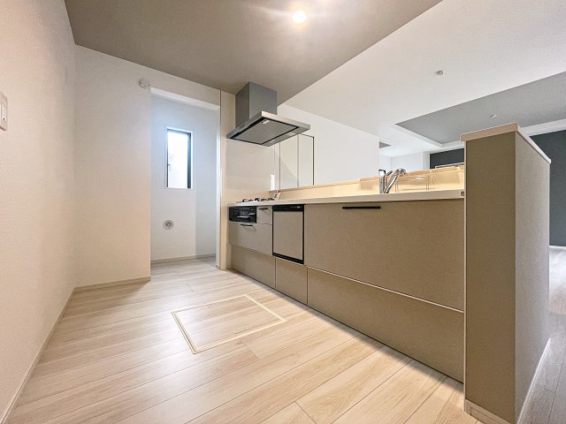 新築戸建・新築建売　伊達市田町2期　伊達小・伊達中のキッチン|カウンター越しに会話が弾み、家族とのつながりを感じられる対面キッチンです！