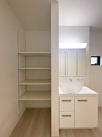 新築戸建・新築建売　伊達市田町2期　伊達小・伊達中の洗面所|三面鏡洗面台には収納が多く、洗面スペースがスッキリ！