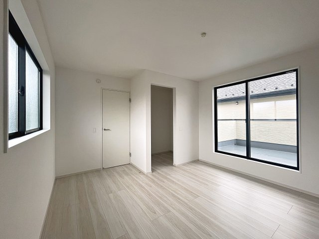 新築戸建・新築建売　伊達市田町2期　伊達小・伊達中の洋室|バルコニーに面しており大きな窓から日差しが入るので気持ちの良いプライベート空間です！
