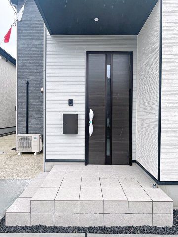 新築戸建・新築建売　伊達市田町2期　伊達小・伊達中の玄関|モニター付きインターホンで訪問者を確認できるので、防犯対策やプライバシー保護など安心です！