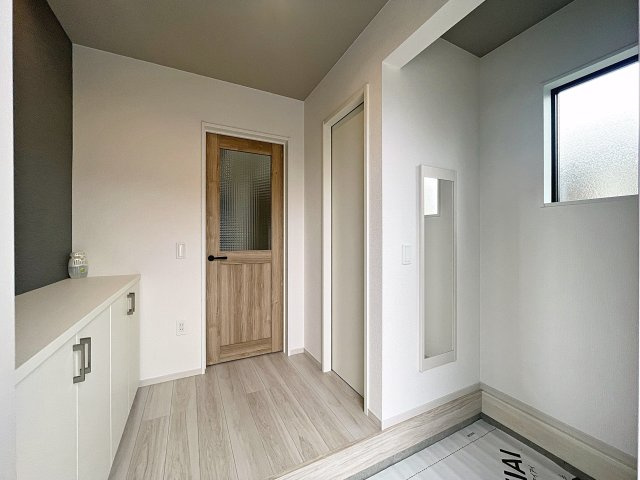 新築戸建・新築建売　伊達市田町2期　伊達小・伊達中の玄関|SICとシューズボックス付きで収納が充実した玄関は、小窓があり明るく気持ちの良い空間です！