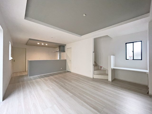 新築戸建・新築建売　伊達市田町2期　伊達小・伊達中の居間・リビング|コミュニケーションが自然と増えるリビング階段！カウンター付きなのでお子様のお勉強や作業スペースに◎