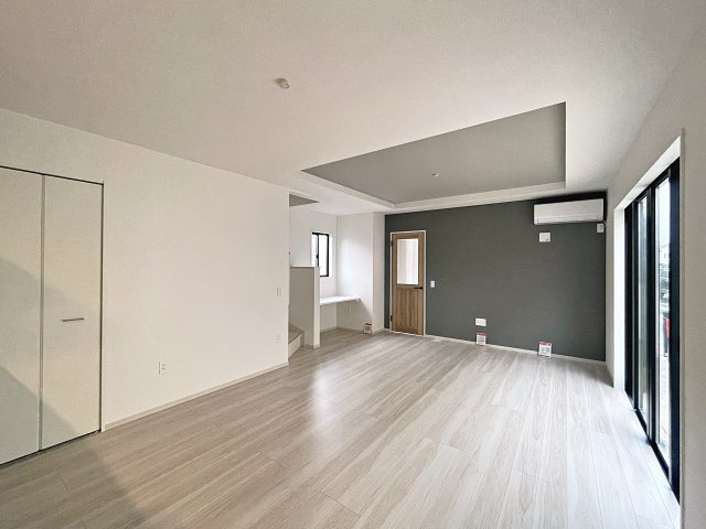 新築戸建・新築建売　伊達市田町2期　伊達小・伊達中の居間・リビング|アクセントクロスや折り上げ天井がおしゃれなLDKは19.1帖でゆったり！
