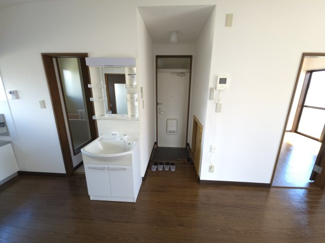 オイコスヒルズC棟の玄関