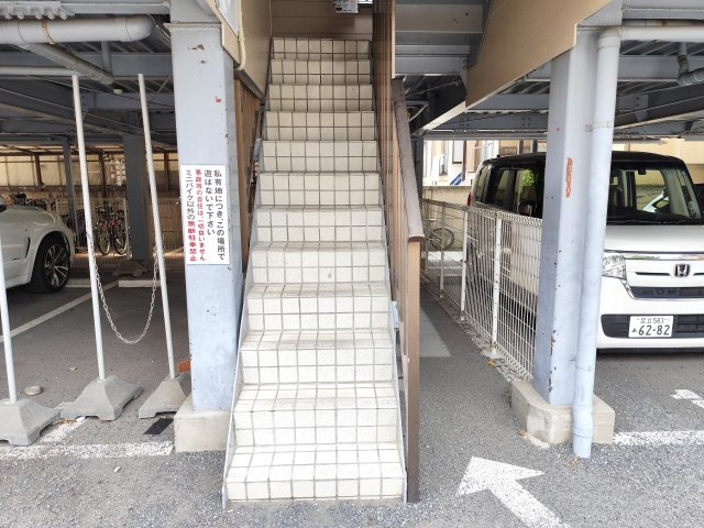 オイコスヒルズC棟のエントランス