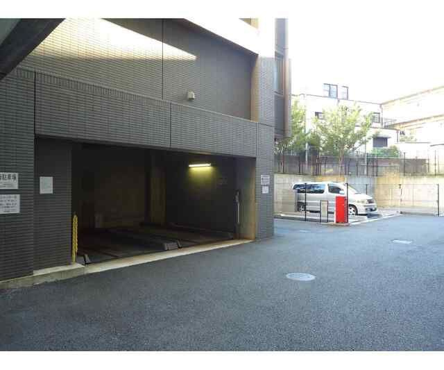 パレステュディオ新宿パークサイドの駐車場