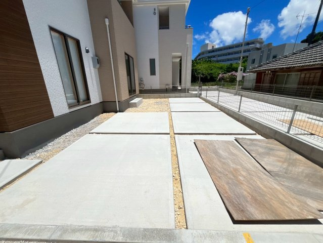 沖縄市知花新築戸建て　D号棟（全5棟）の駐車場|車をお持ちの方に嬉しい駐車場付きの物件です