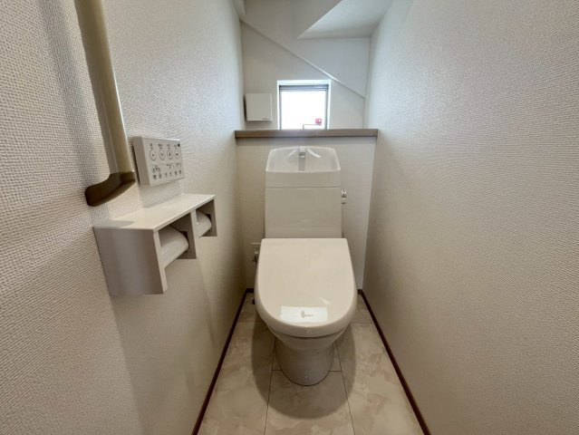 沖縄市知花新築戸建て　D号棟（全5棟）のトイレ|清潔感のあるトイレです
