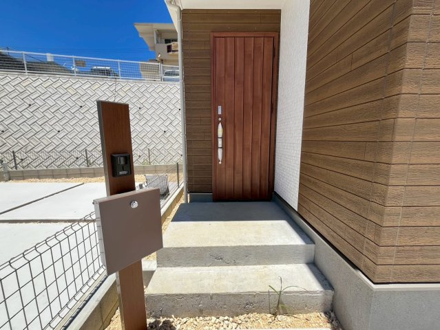 沖縄市知花新築戸建て　D号棟（全5棟）の玄関|明るい玄関です