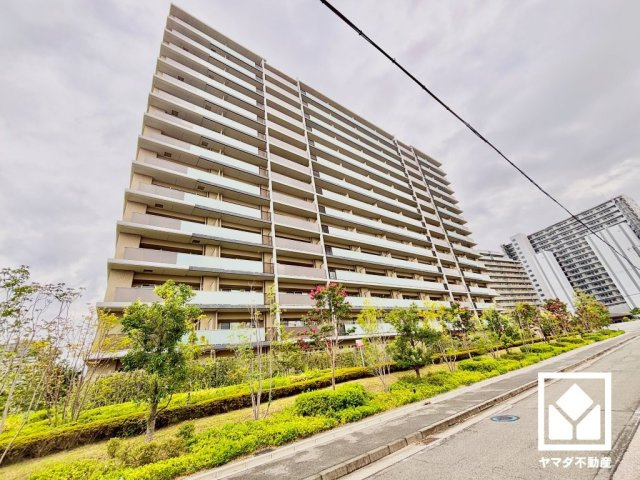 クラッシィハウス尼崎ＧＲＡＮＤ　ＰＬＡＣＥの外観|南向きバルコニーで陽当たり、通風良好。出幅約2mで広々としているため、お洗濯物をたっぷりと干すことができます。スロップシンクも備え、汚れやすい作業を室外で行えるので、生活空間を清潔に保ちやすい仕様です