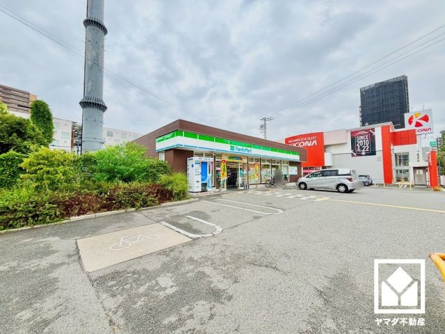 クラッシィハウス尼崎ＧＲＡＮＤ　ＰＬＡＣＥの周辺|「ファミリーマートJR尼崎駅西店」まで徒歩3分。日々の急なお買い物や深夜・早朝の備えにも柔軟に対応できる、暮らしの快適性を支えるロケーションです。