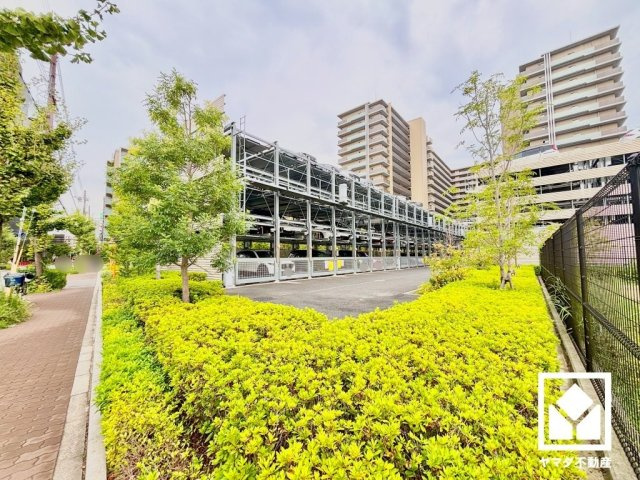 クラッシィハウス尼崎ＧＲＡＮＤ　ＰＬＡＣＥの駐車場|敷地内に駐車場を設置。機械式のため車種に制限がございます。出入口は防犯性に配慮されたロボットゲート付き。空き状況等の詳細は弊社スタッフまでお気軽にお問い合わせください。