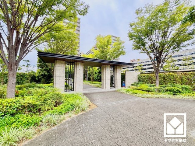 クラッシィハウス尼崎ＧＲＡＮＤ　ＰＬＡＣＥの外観|敷地内は木々が多く植えられていて、四季の移り変わりが感じられる緑豊かな景観です。自然を身近に感じながら、落ち着いた雰囲気の中でゆとりある毎日をお過ごしいただけます。