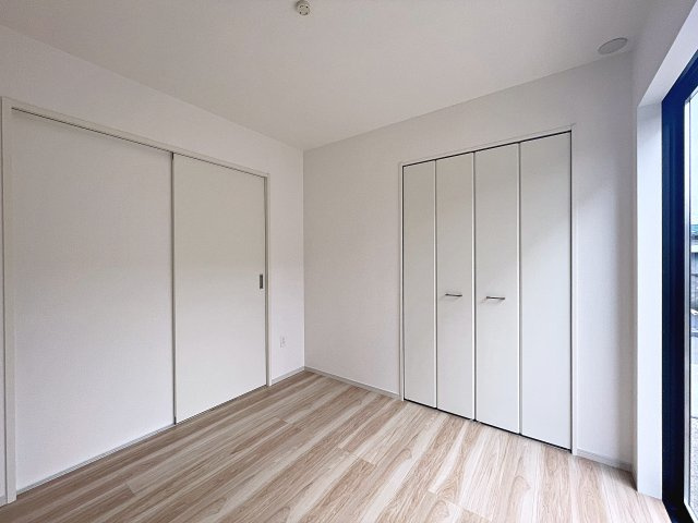 新築戸建・新築建売　伊達市田町2期　伊達小・伊達中の独立洗面台|三面鏡洗面台で朝の身支度もしやすく収納力も◎洗面台に物を置かずすっきり清潔に保つことができます！