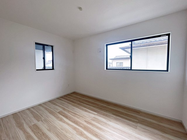 新築戸建・新築建売　伊達市田町2期　伊達小・伊達中の洋室|7.1帖の洋室は自然光が長時間入る2面採光で明るく気持ちの良いプライベート空間です！