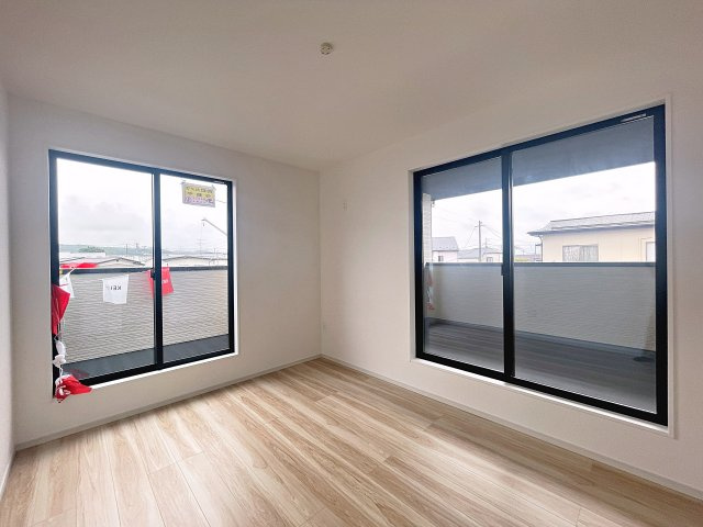 新築戸建・新築建売　伊達市田町2期　伊達小・伊達中の洋室|2面ともバルコニーに面しており窓が大きく開放的な6.5帖の洋室！