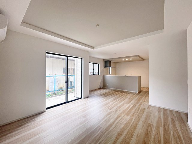 新築戸建・新築建売　伊達市田町2期　伊達小・伊達中の居間・リビング|18.7帖のゆとりのあるLDKは大きな窓から日差しが入り気持ちの良い空間です！